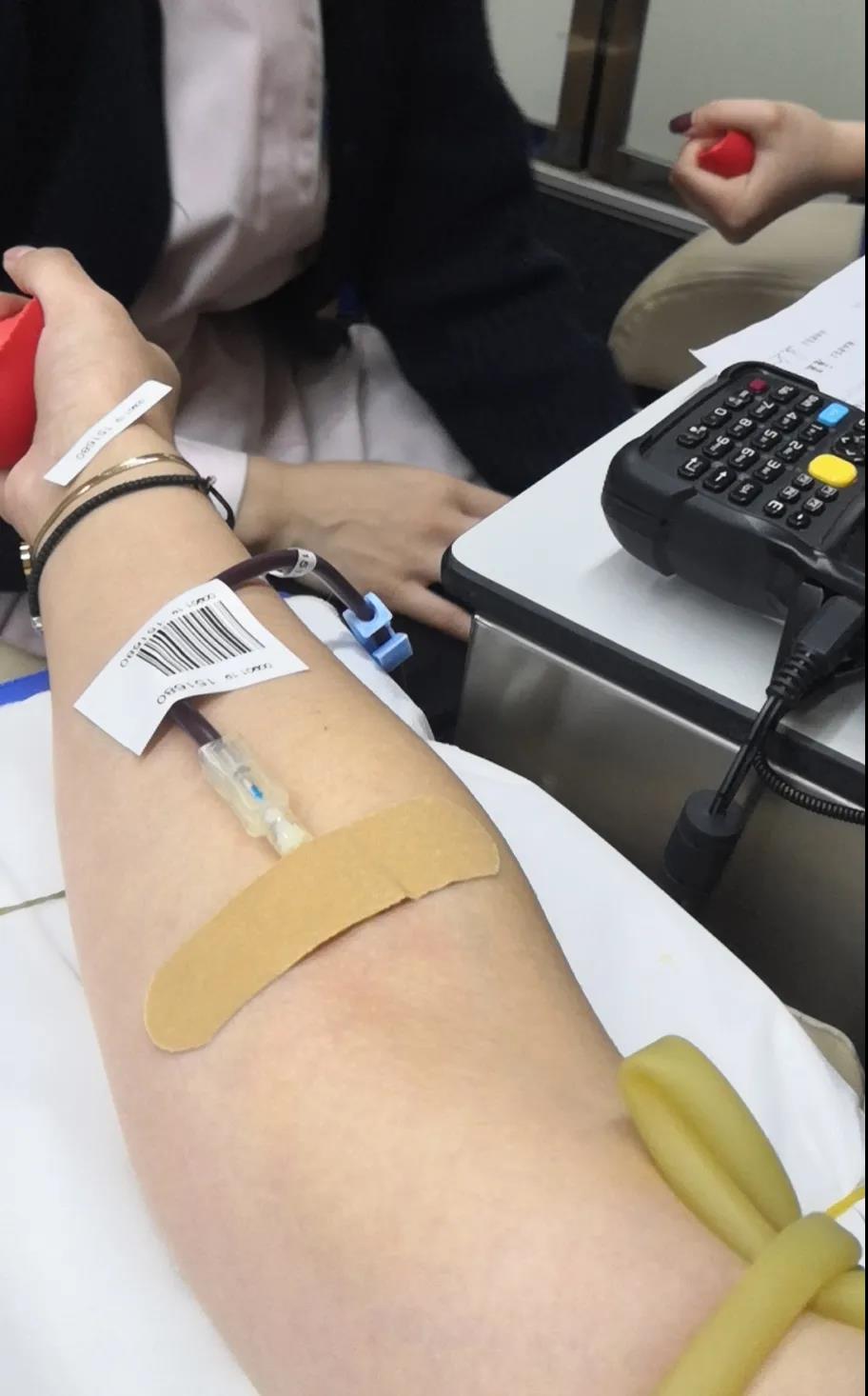 献血的照片真实 手上图片